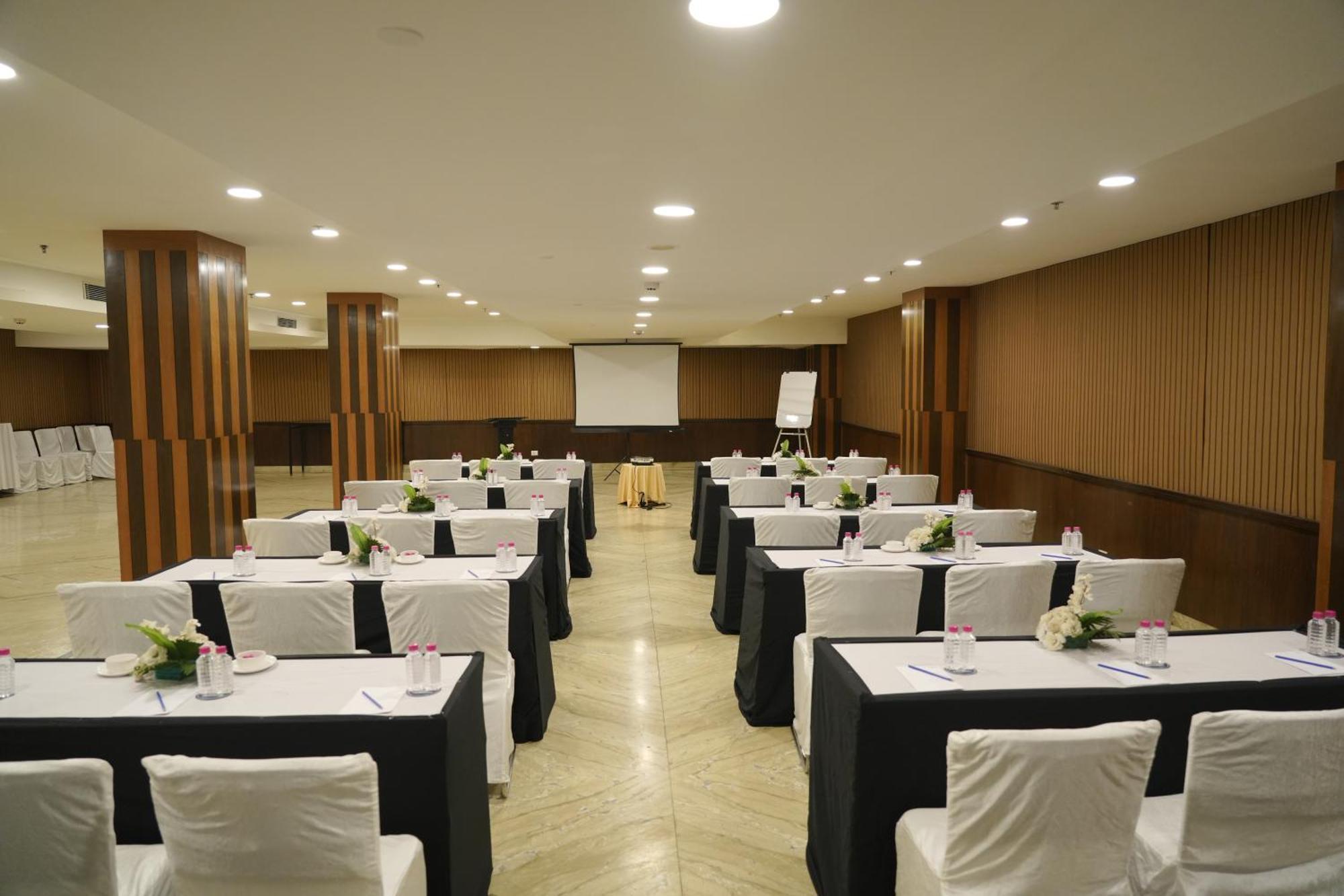 Four Points By Sheraton Vadodara Exterior photo